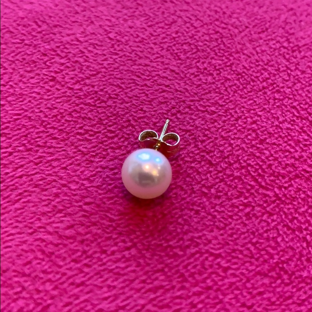 Single Stud Pearl Earring - Picture 2 of 3
